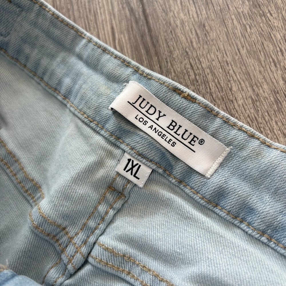 Judy Blue Size 1XL Light Wash Distressed Denim Shorts Frayed Hem High Rise - Picture 3 of 7
